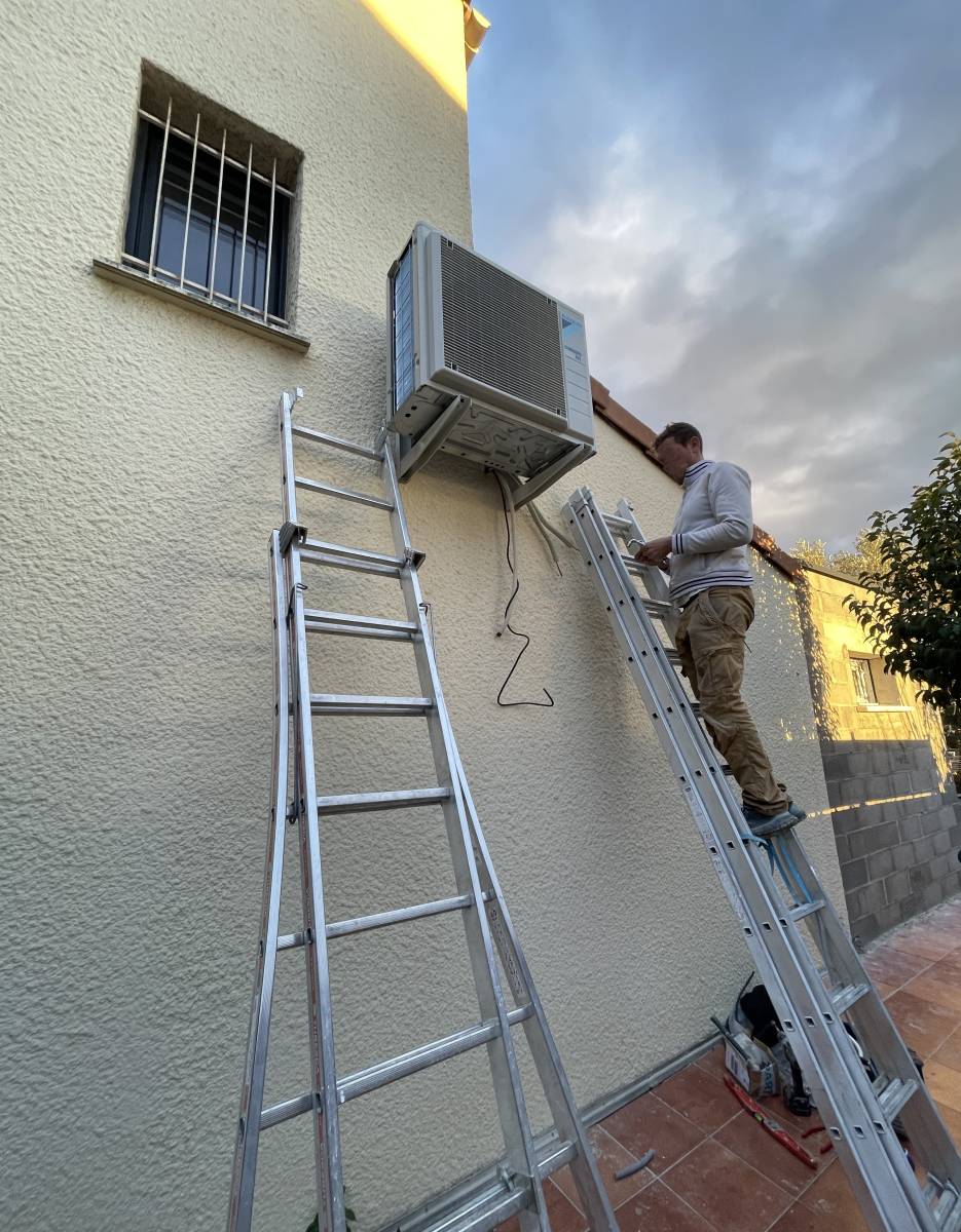 Entreprise spécialisée dans la rénovation de mas traditionnel avec charpente bois sur mesure dans la plaine de la Vaunage