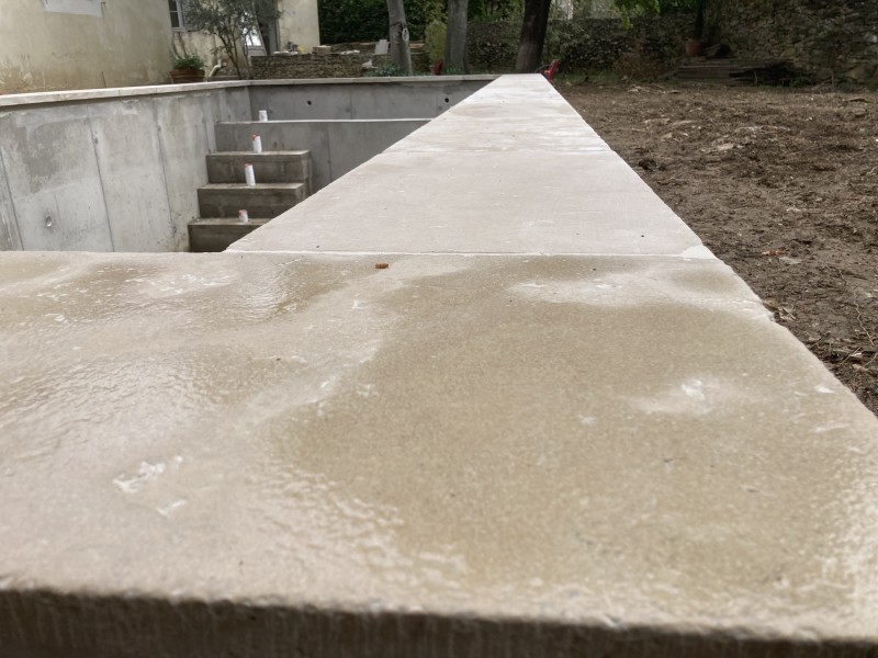 Construction de margelles de piscine à Rodilhan, proche de Nîmes dans le Gard (30).