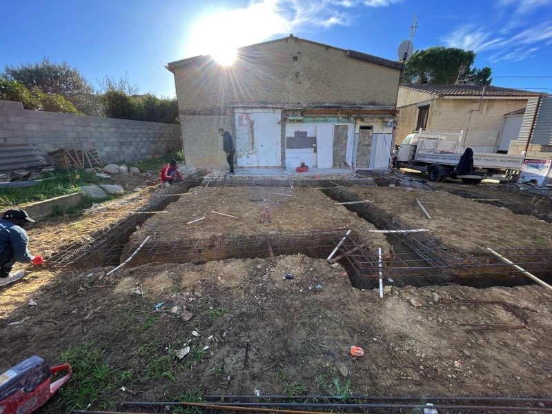 Mise en œuvre du ferraillage pour fondations à Nîmes dans le Gard.