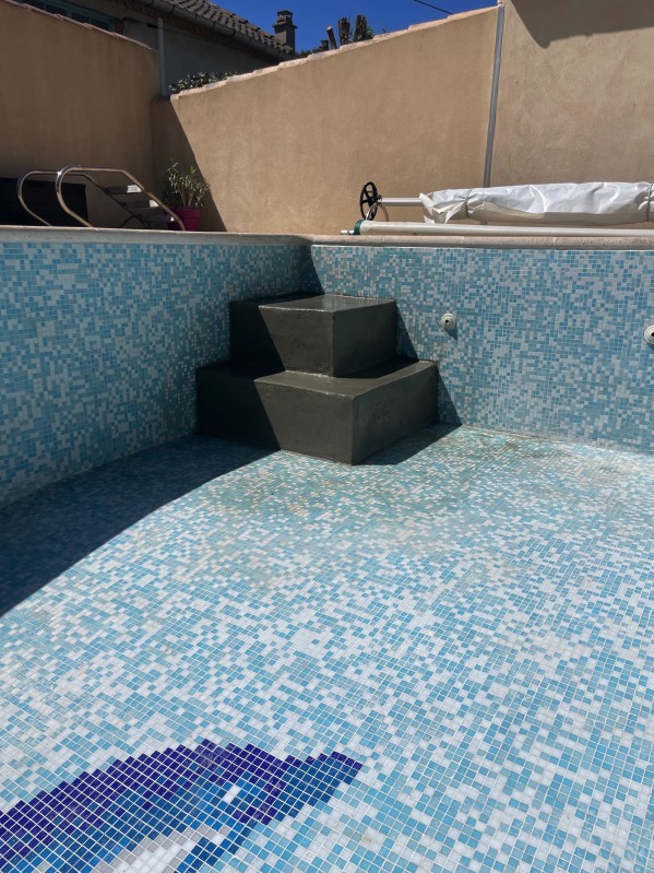 Rénovation piscine création de marche avec plage immergée en agglos maçonnés à Nîmes dans le Gard