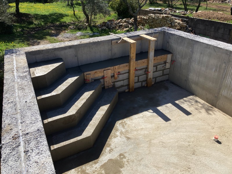 Réalisation d’un escalier à Facettes et d’une plage de 40cm situé à la Calmette aux alentours de Nîmes quartier vacquerolles