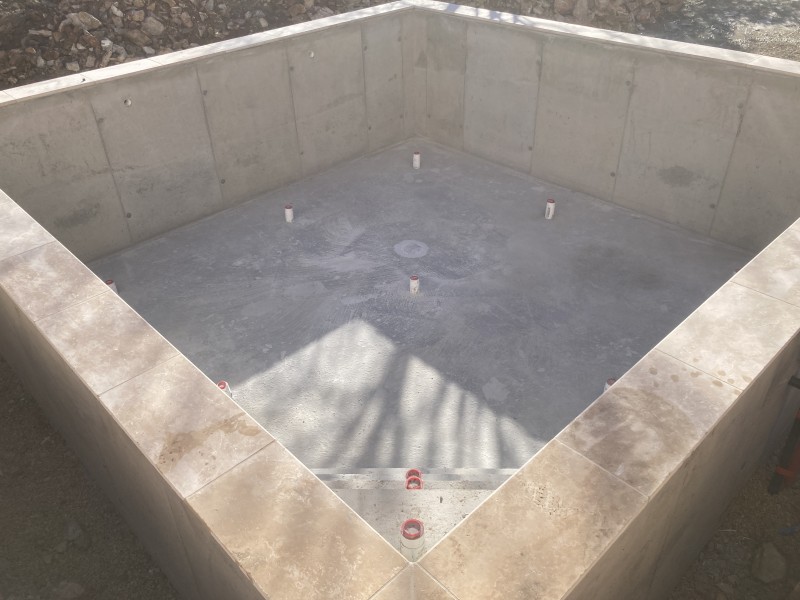 Construction d’une piscine monobloc en béton fibré vibré, de dimension 5 par 5m. Proche de Arles dans le Bouches-du-Rhône 13.