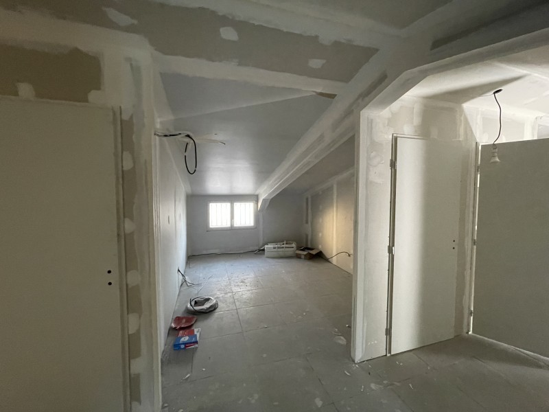 Aménagement de bureau sur mesure, cloison en Placoplâtre, pose de Velux à Nimes dans le 30