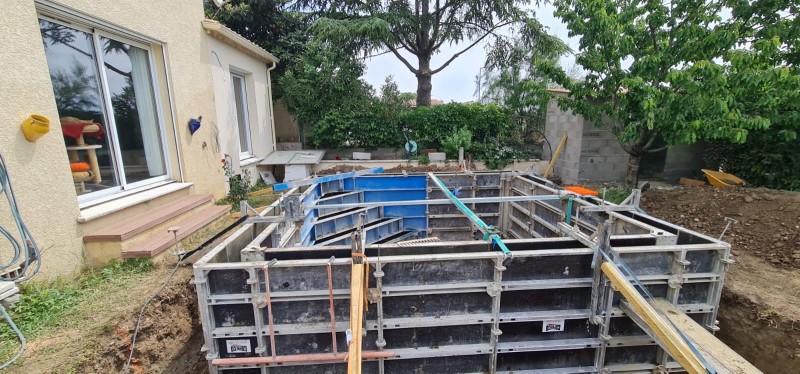 Construction d’une piscine aux alentours le Nîmes en béton fibre sans acier