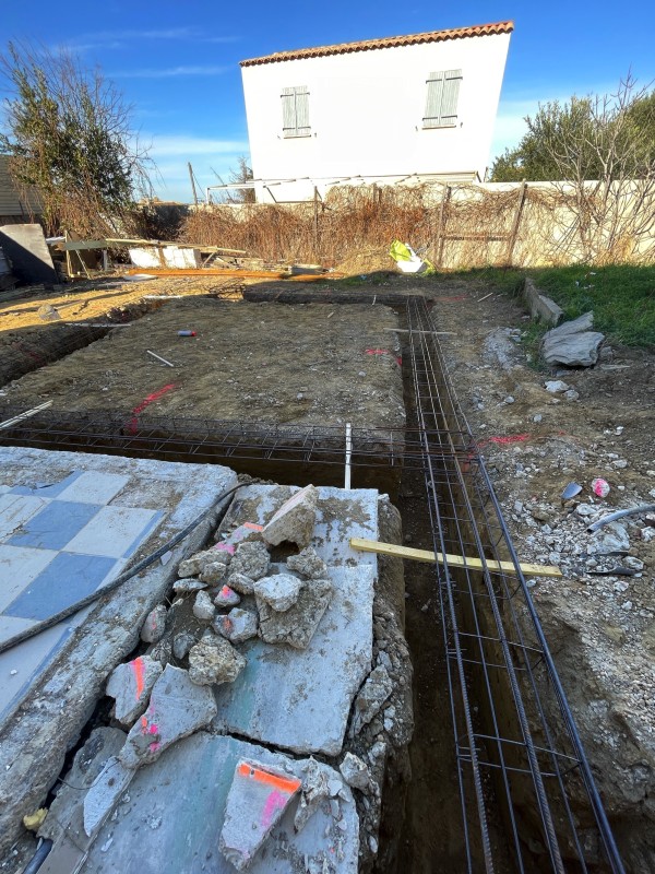 Mise en œuvre du ferraillage pour fondations à Nîmes dans le Gard.