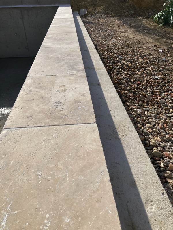 Pose de margelles pour une piscine à Caissargues  proche de Nîmes dans le Gard