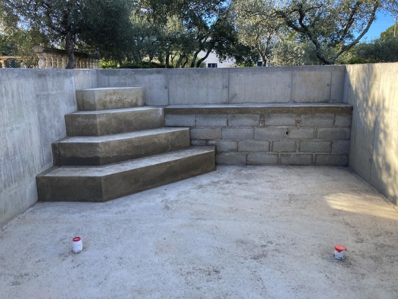 Réalisation d’un escalier à Facettes et d’une plage de 40cm situé à la Calmette aux alentours de Nîmes quartier vacquerolles