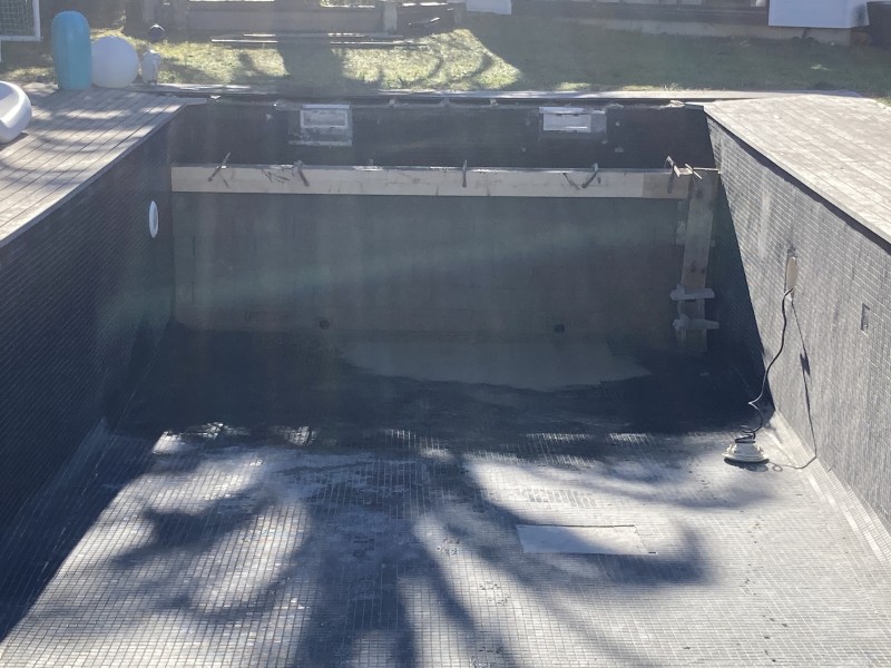 Construction et enduit weber dry d’un mur pour un bac volet d’une piscine en rénovation proche d’Uzes à Saint-Siffet dans le Gard (30).