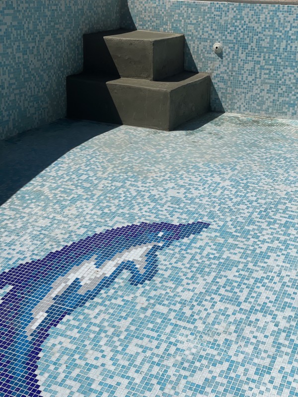 Rénovation piscine création de marche avec plage immergée en agglos maçonnés à Nîmes dans le Gard