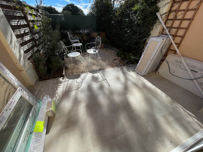 Rénovation d’un ancien carrelage en format 30/30 dans une maison près de Nîmes dans le Gard.