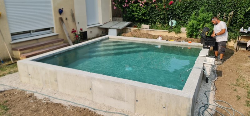 Construction de piscine en béton brut à Bouillargues proche de Nîmes dans le Gard 30
