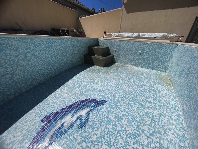 Rénovation piscine création de marche avec plage immergée en agglos maçonnés à Nîmes dans le Gard