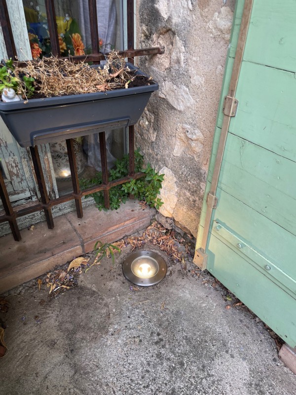 Changement de luminaire spot extérieur pour éclairer une façade sur Nîmes dans le Gard et alentours.