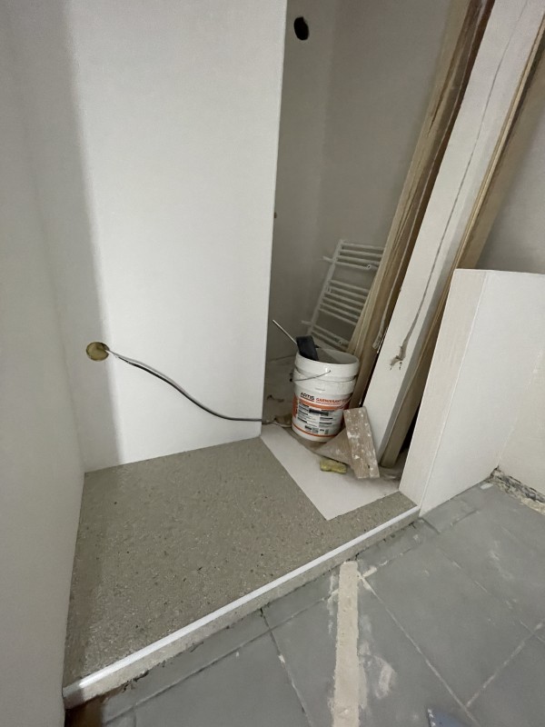 Devis avec une entreprise de rénovation, sol de douche avec résine de marbre à lattes près de Montpellier dans le 34.