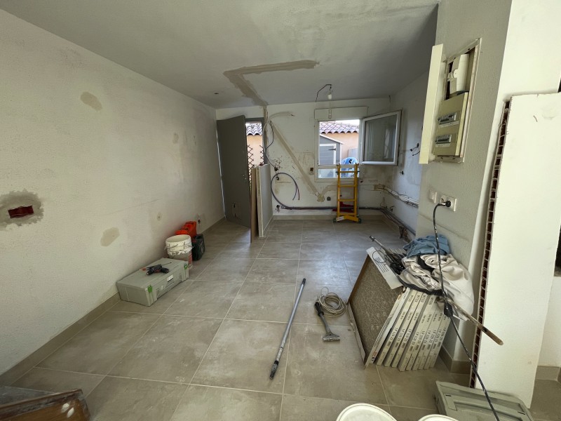 Rénovation d’un ancien carrelage en format 30/30 dans une maison près de Nîmes dans le Gard.