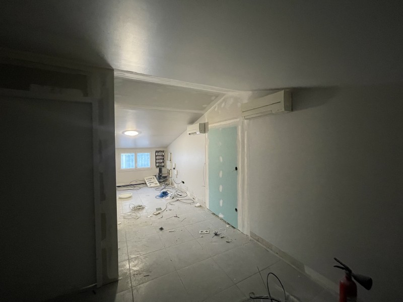 Aménagement de bureau sur mesure, cloison en Placoplâtre, pose de Velux à Nimes dans le 30