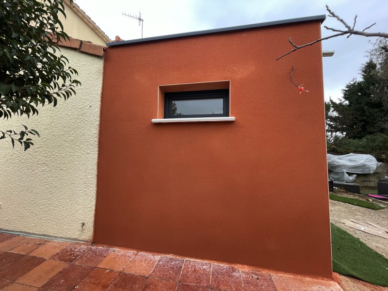 Construction d´une extension de maison, enduit de façade, à Saint Aunès près de Montpellier dans l’Hérault.
