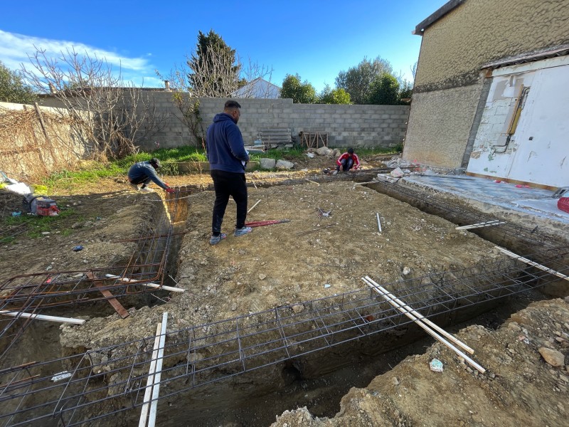 Constructeur de maison neuve, mise en œuvre du ferraillage pour fondations à Nîmes dans le Gard.