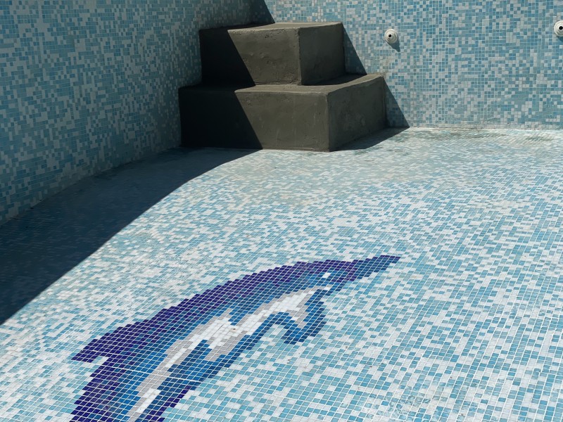 Rénovation piscine création de marche avec plage immergée en agglos maçonnés à Nîmes dans le Gard