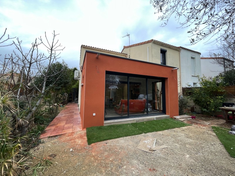 Construction d´une extension de maison, enduit de façade, à Saint Aunès près de Montpellier dans l’Hérault 34.