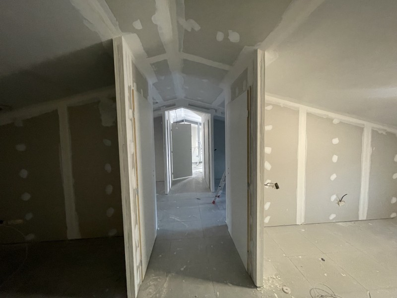 Aménagement de bureau sur mesure, cloison en Placoplâtre, pose de Velux à Nimes dans le 30