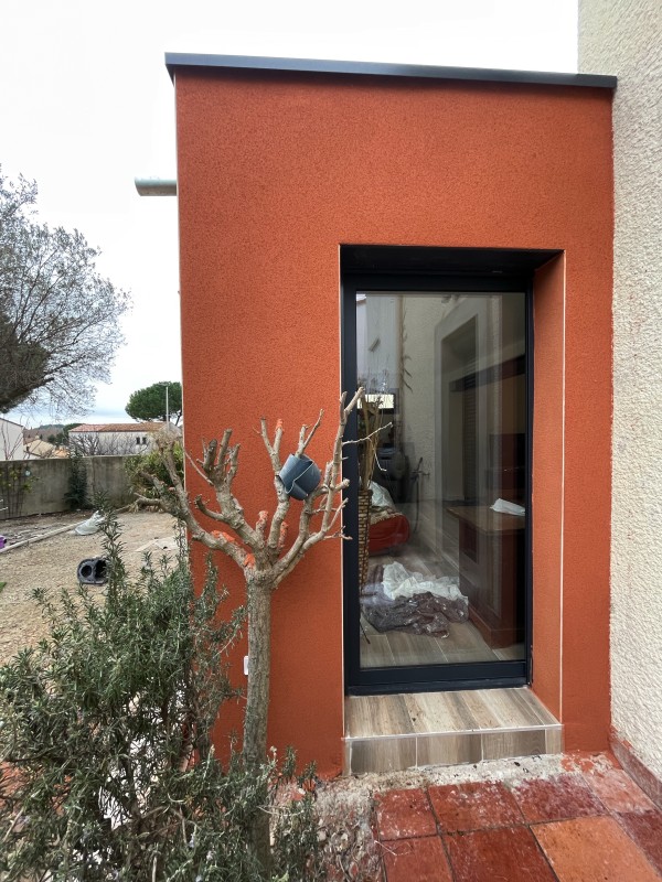 Construction d´une extension de maison, enduit de façade, à Saint Aunès près de Montpellier dans l’Hérault 34.