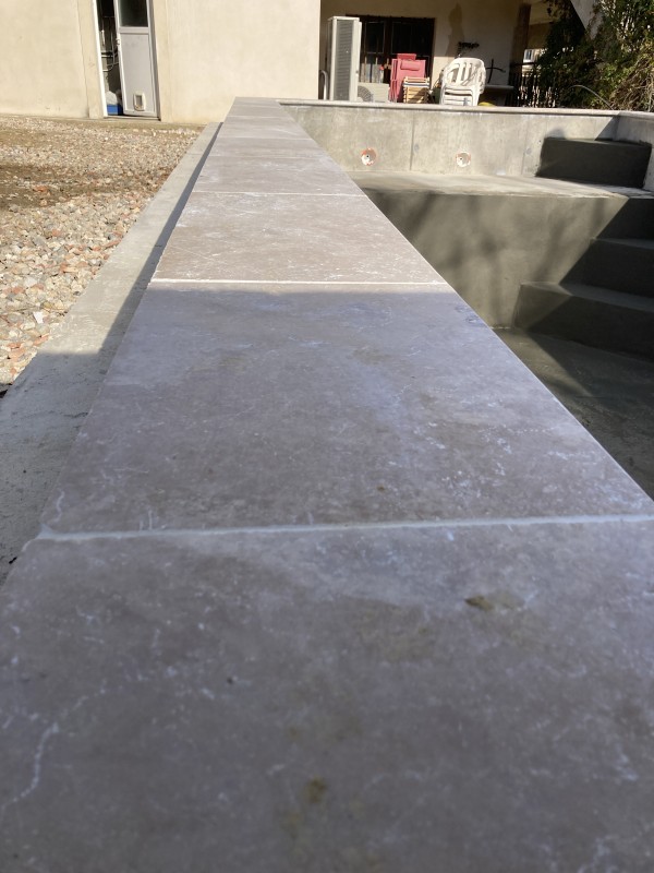 Pose de margelles pour une piscine à Saint Siffret proche d'Uzès