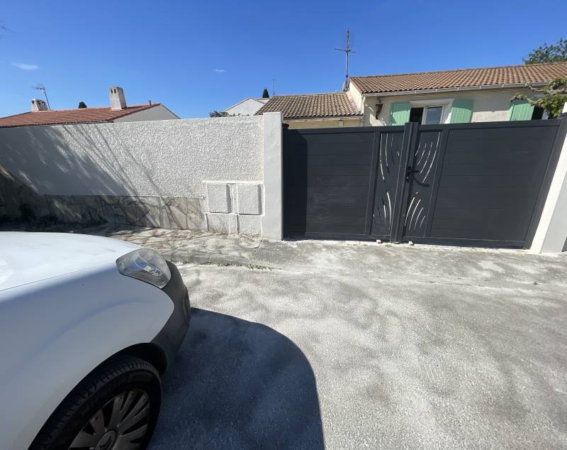 Ravalement de façade d'un mur de clôture par Maison Loucassie proche de Nîmes dans le Gard 30 