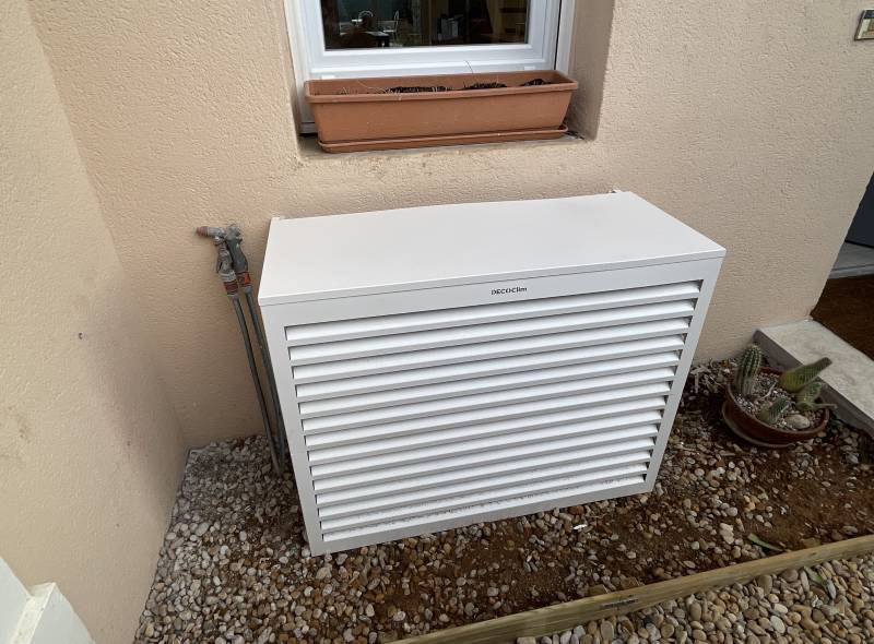 Installation d'une climatisation réversible : pose du cache extérieur à Poulx proche de Nîmes dans le Gard  30