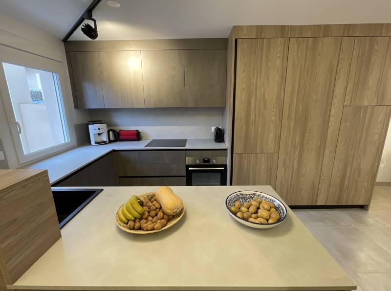 Pose d'une cuisine équipée  proche de Sommière à Villevieille dans le Gard 30