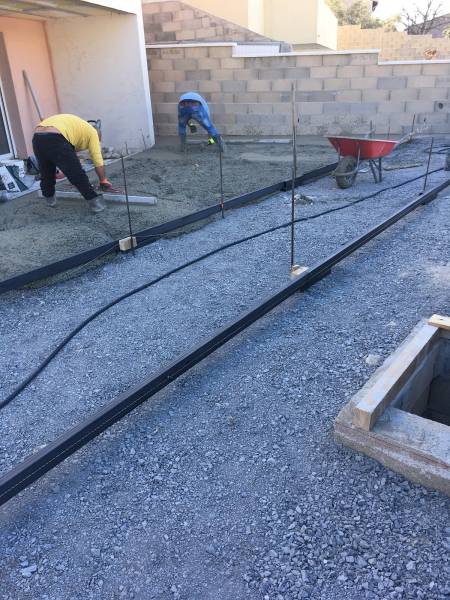 Mise en place béton désactivé avec terrassement, nivellement terrain prix au m2 à Vergéze à proximité de  Nimes Gard