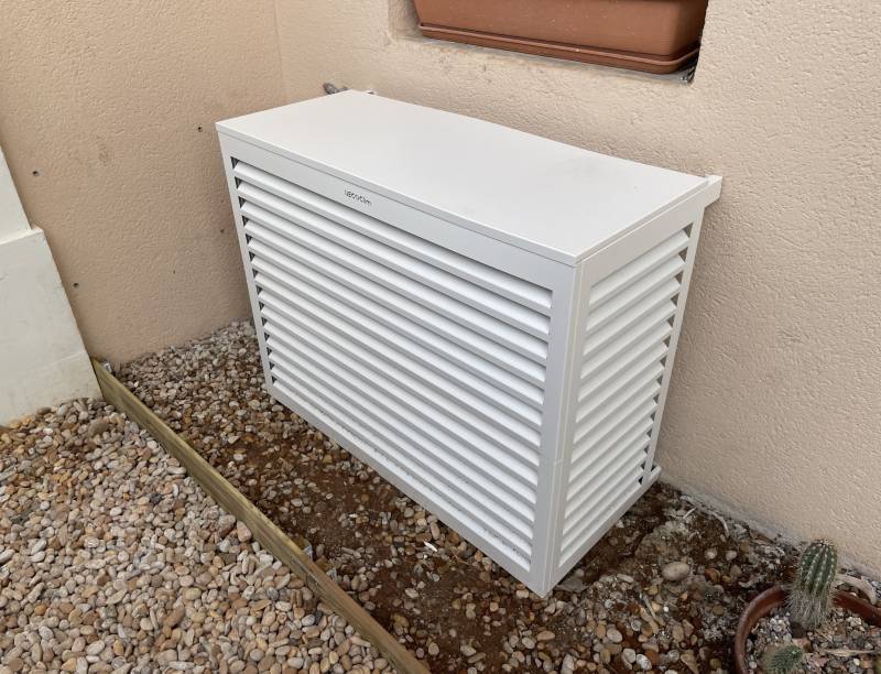 Climatisation réversible : pose d'un cache  extérieur à  Caissargues proche de Nîmes dans le Gard 30