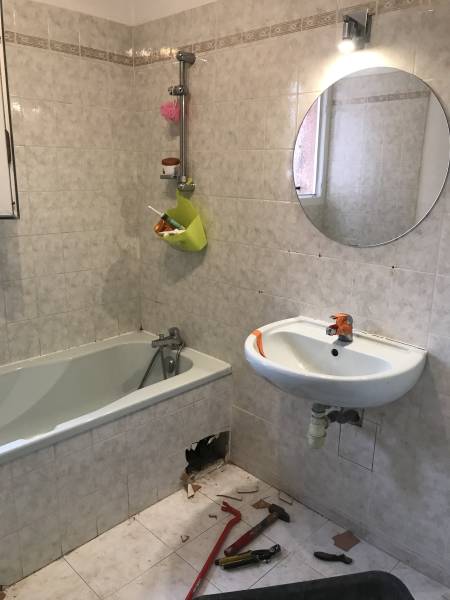 Démolition et reconstruction d'une douche et d'un meuble double vasque dans une rénovation globale à Générac à proximité de Nîmes dans le Gard 
