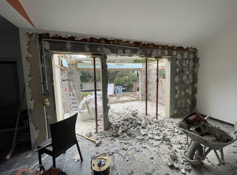 Démolition du mur d'une maison pour la construction de l'extension de maison à Saussines dans le secteur de Sommière dans le Gard 30