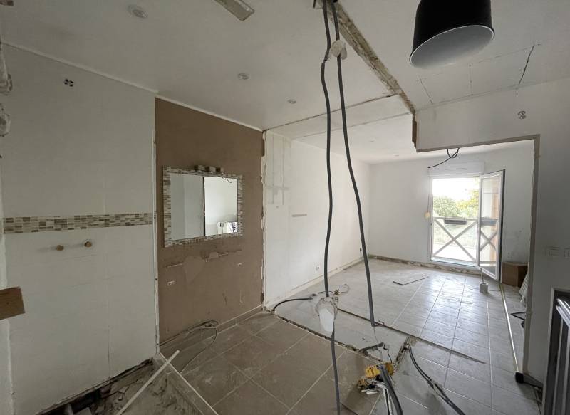 Démolition d'une salle de bain dans la rénovation globale de la maison à Aureillac proche d'Uzès 