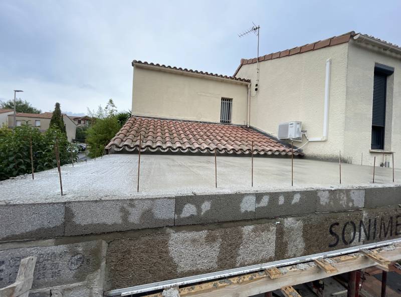 Coule du béton pour la toiture d'une extension de maison à Poulx  proche de Nîmes dans le Gard 30