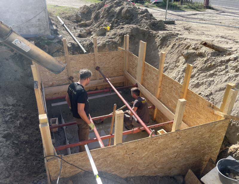 Mise en œuvre d'une dalle en béton armé ferraillé sur sol meuble dans le Gard à Caissargues proche de Nîmes