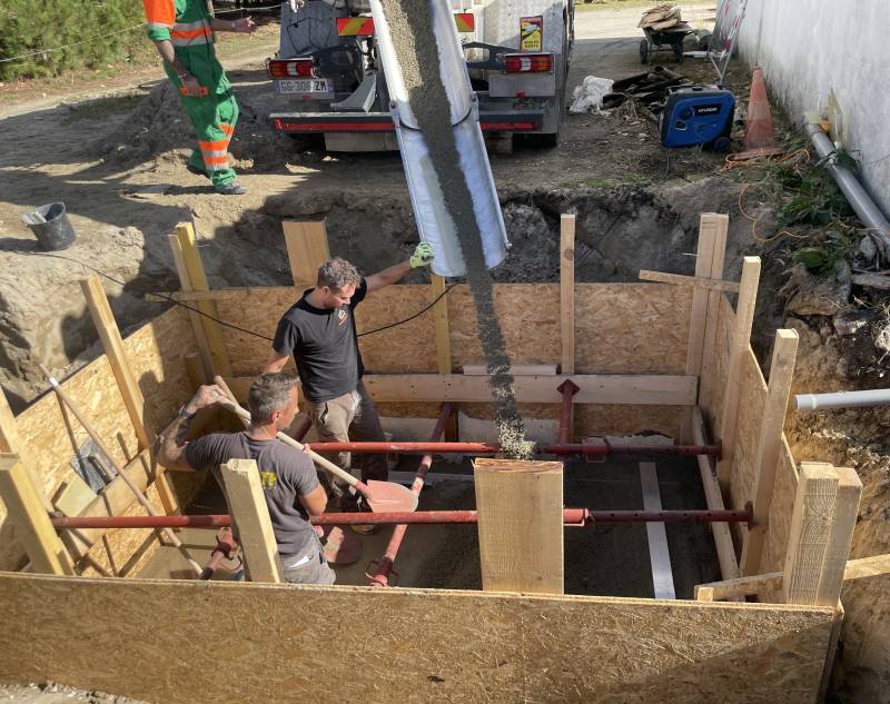 Coule du béton sur le ferraillage d'un sol meuble proche de Nîmes dans le Gard plus précisément à Caissargues