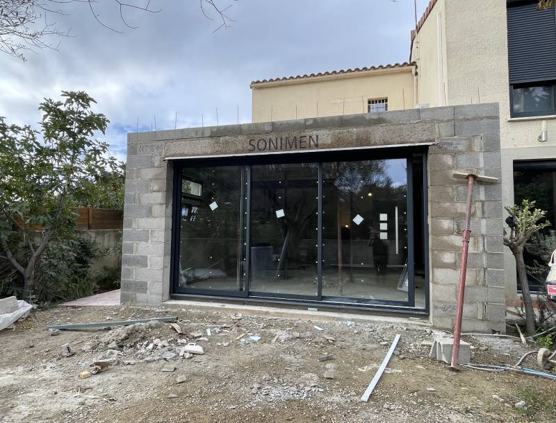Pose d'une baie vitrée trois vantaux coulissants à Fontvieille dans le secteur des Alpilles proche d'Arles