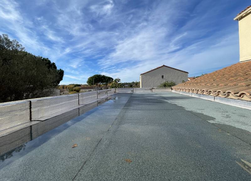 Construction de la toiture d'une extension de maison à Fontvieille dans le secteur des Alpilles proche d'Arles