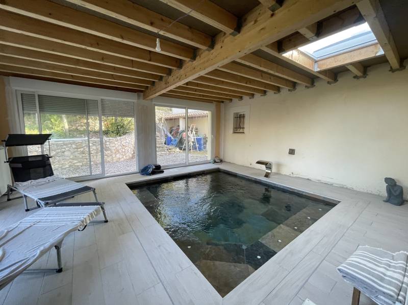 Extension de maison avec une piscine d'intérieur proche de Sommière à Aubais dans le Gard 30