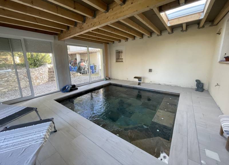 Construction d'une piscine d'intérieur dans une extension de maison proche de Sommière à Saussines dans le Gard 30