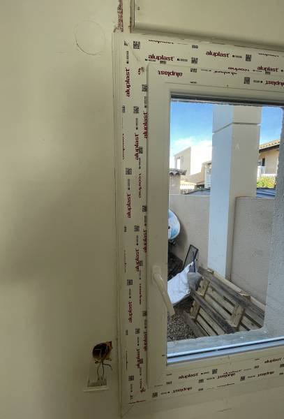 Rénovation globale de maison : pose de fenêtres double vitrage avec habillage et revêtement dans à Villevieille proche de Sommière dans le Gard 30.