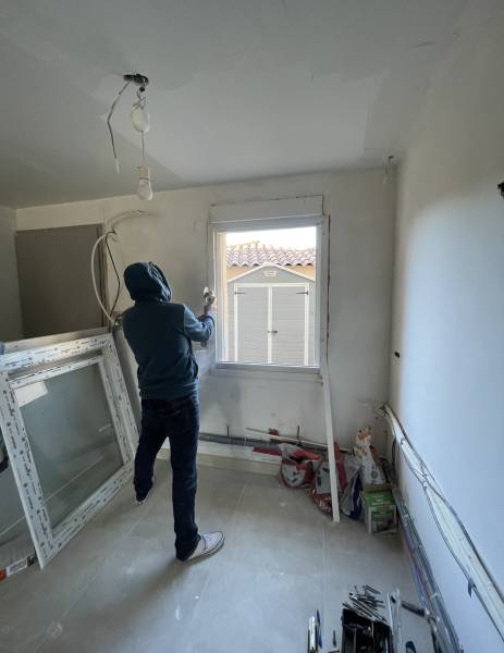 Pose de fenêtre double vitrage avec habillage et revêtement dans une rénovation globale de maison à Caveirac dans le secteur Nîmes Vaunage dans le Gard.