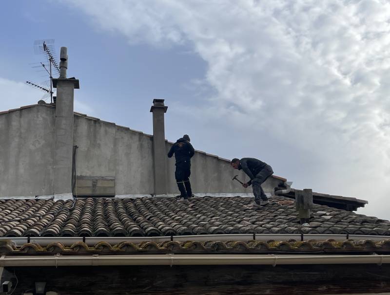 Changement du faitage sur une maison par Maison Loucassie à Villevieille proche de Sommière dans le Gard  30