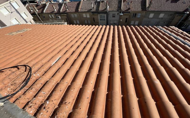 Rénovation toiture avec pose de tuiles abeilles à Saint Siffret proche d'Uzès