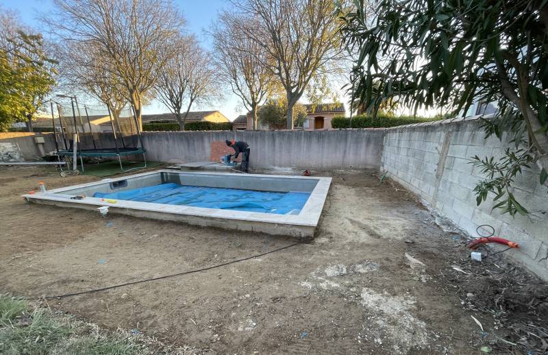 Construction d'une piscine avec carrelage imitation Bali réalisé par Maison Loucassie à Congénies dans le secteur Nîmes Vaunage dans le Gard 30