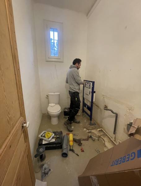  Démontage du toilette dans une rénovation de salle de bain à proximité de Poulx dans le Gard 30