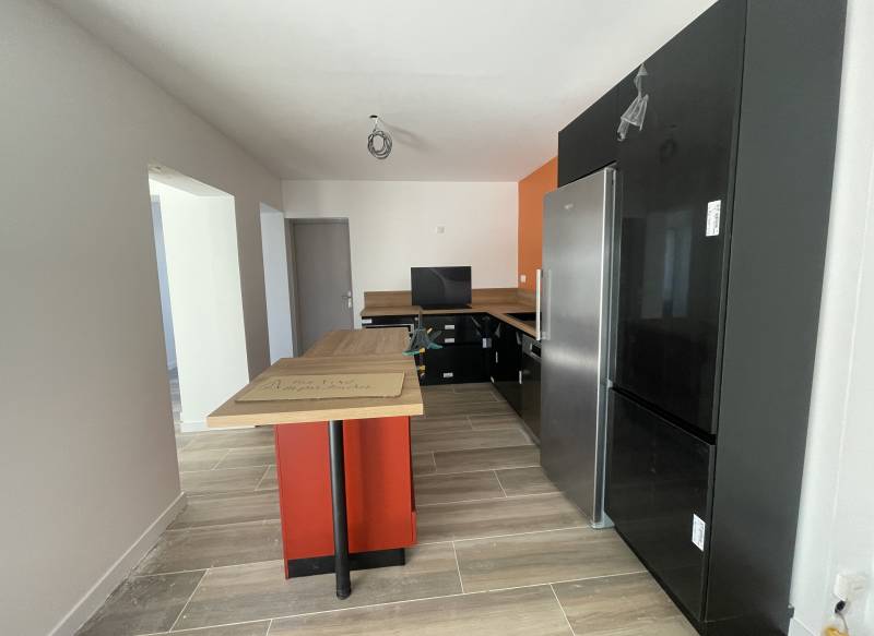 Projet  de  rénovation globale de maison avec pose de cuisine équipée à Sanilhac proche de Poulx dans le Gard