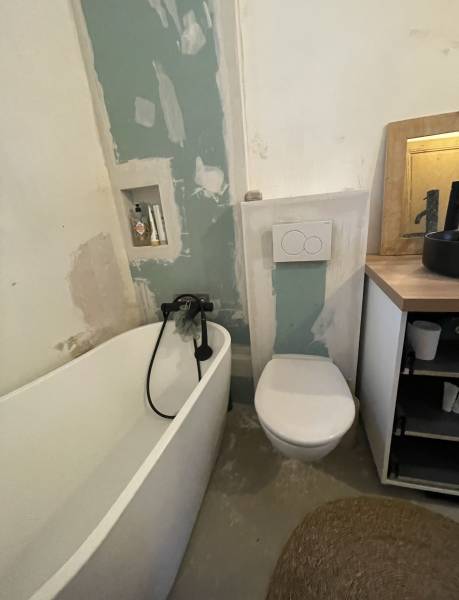 Pose d'une baignoire et d'un toilette dans une rénovation de salle de bain à Cabrières proche de Poulx dans le GArd